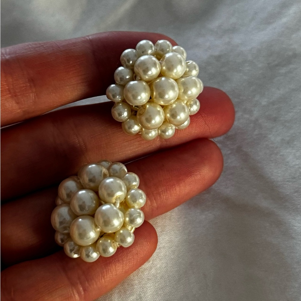 Fashion pearl stud earrings